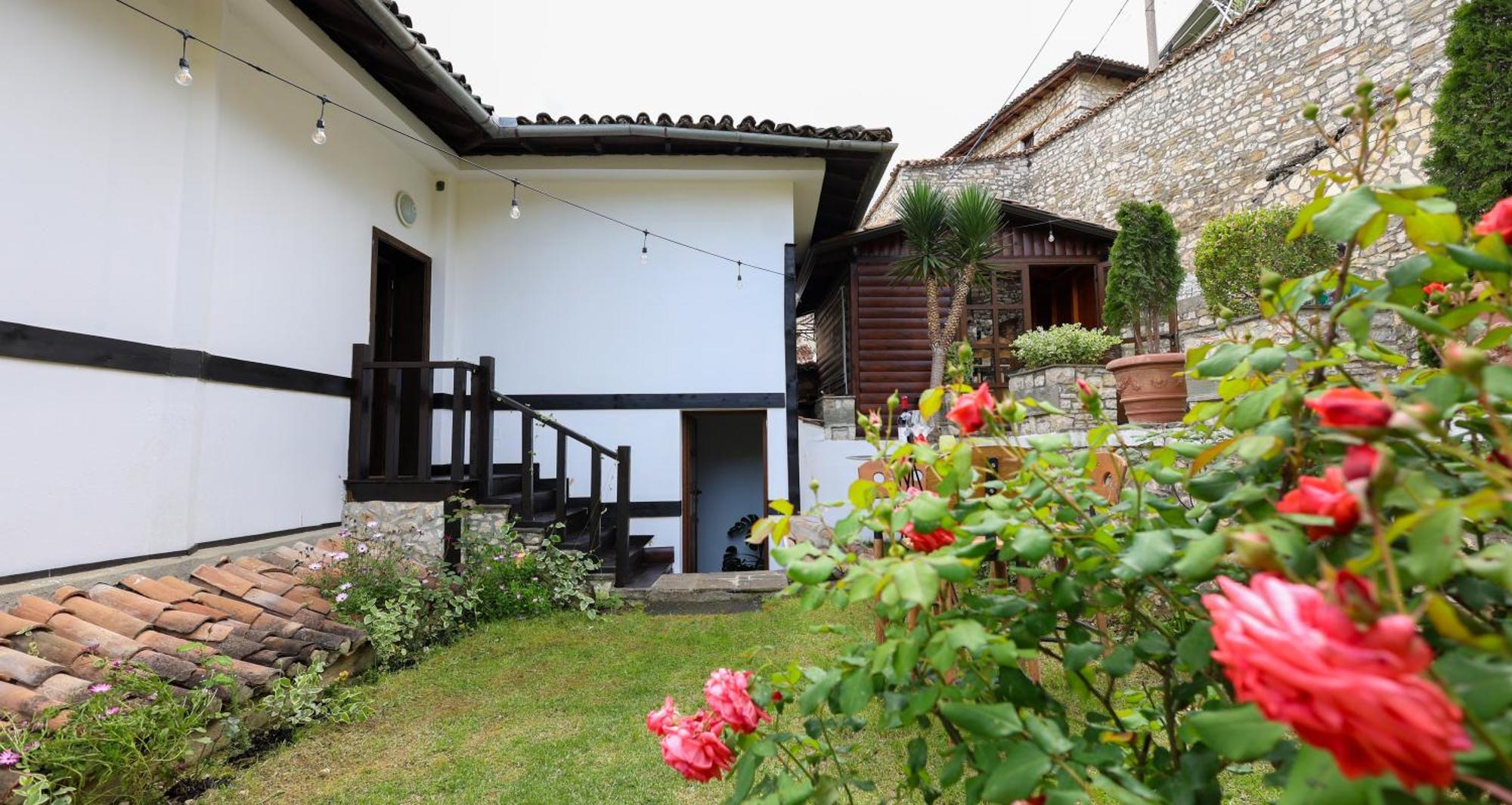 Villa Elmar Berat Exteriér fotografie
